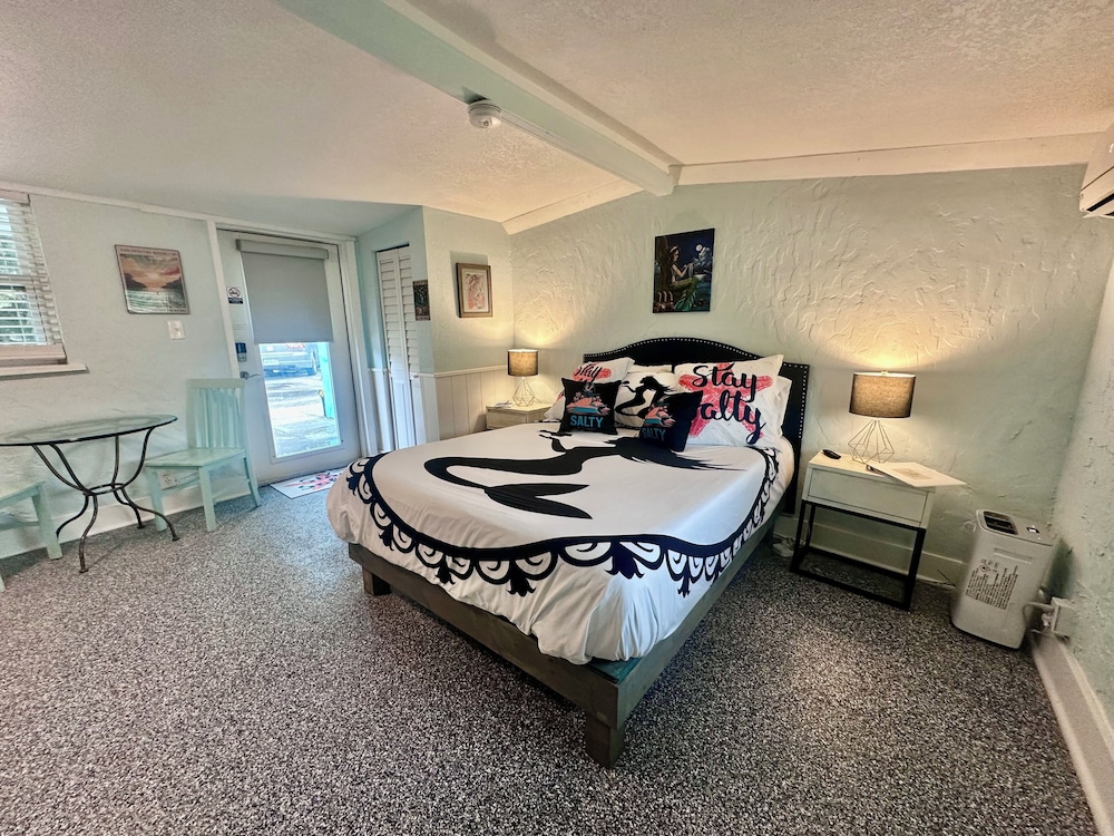 Neptune's Grotto Waterfront Retreat - photo 14