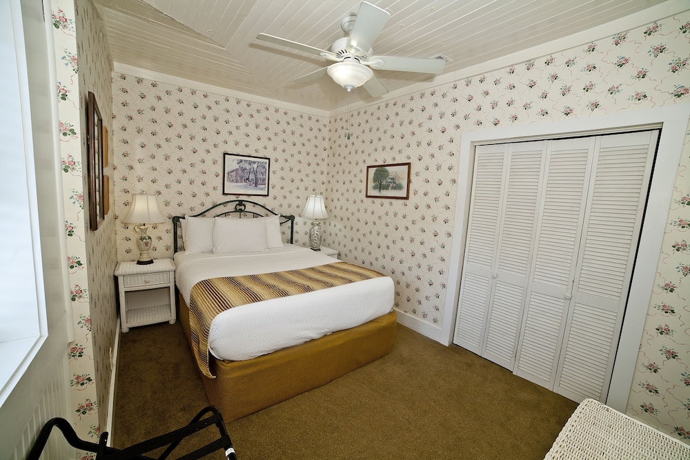 Georgianne Inn & Suites - photo 11