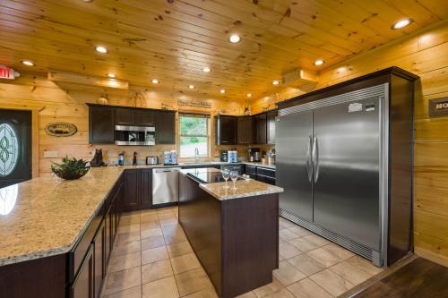 Bear Splash Adventure - last minute hotel in Gatlinburg
