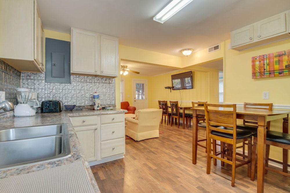Runaway Bay 3rd Row Beach House Crescent Beach — 4-Star Luxury Hotel in Myrtle Beach, United States