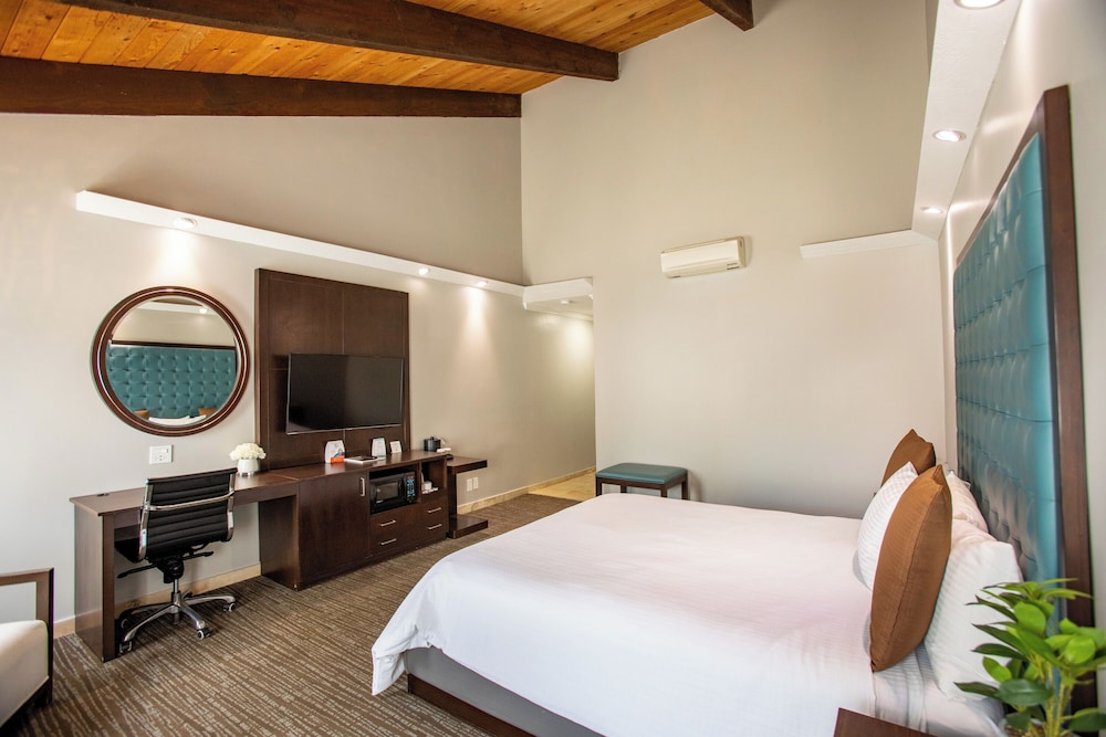 Munras Inn - photo 8