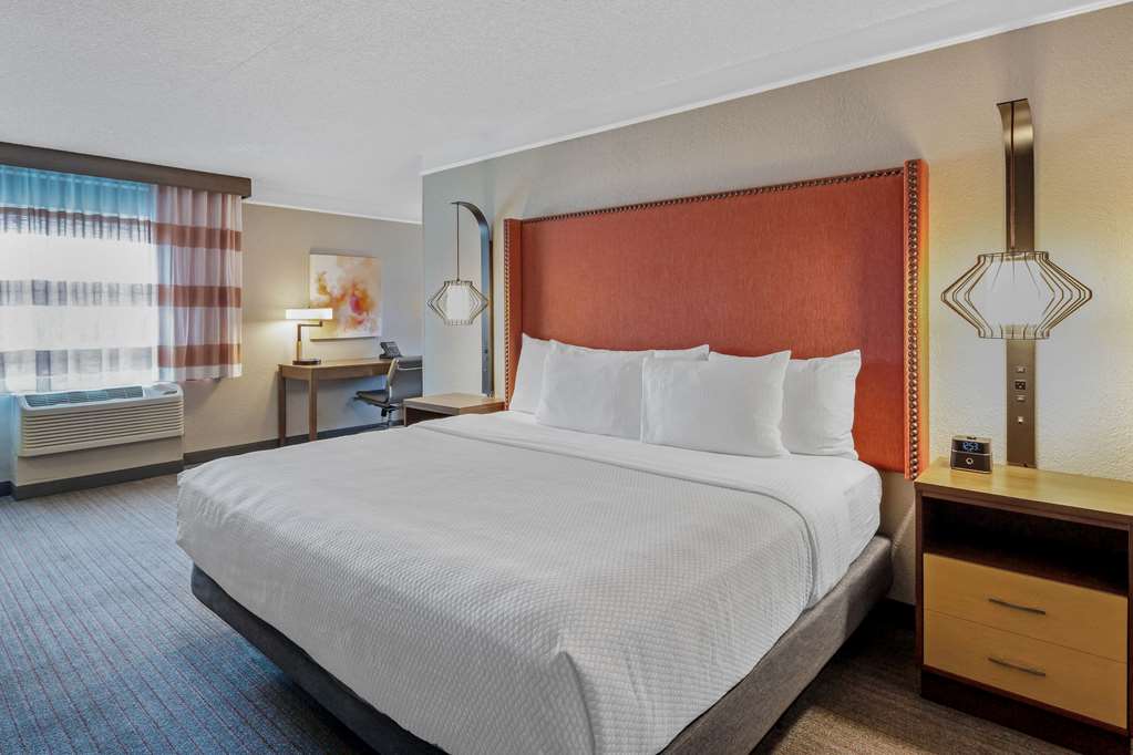 La Quinta Inn & Suites by Wyndham San Francisco Airport N - photo 20