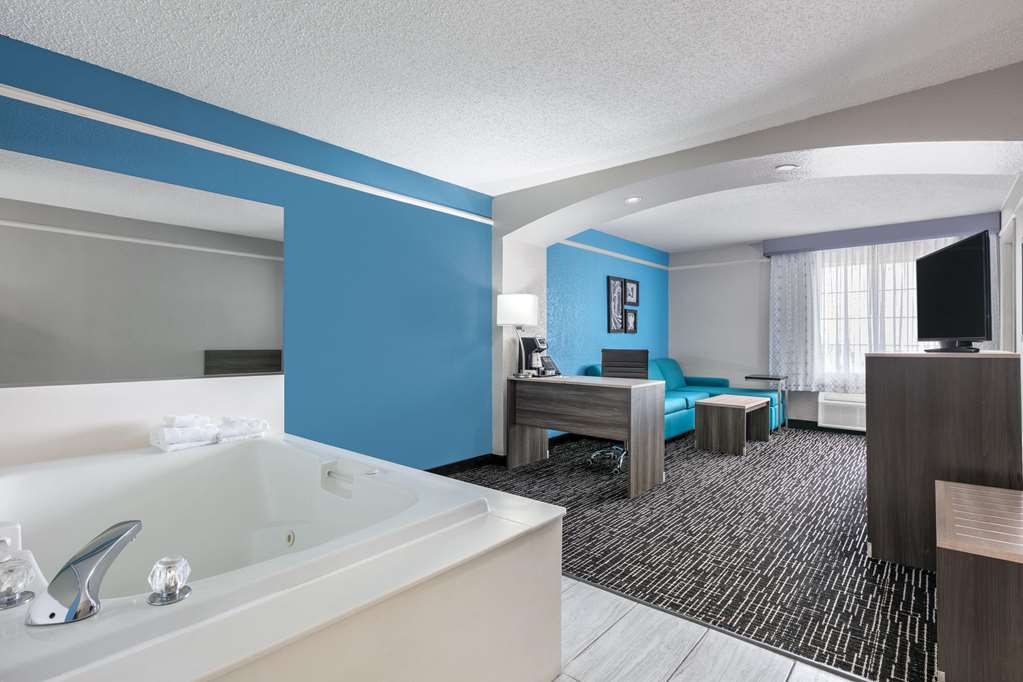 La Quinta Inn & Suites by Wyndham Weatherford - photo 28