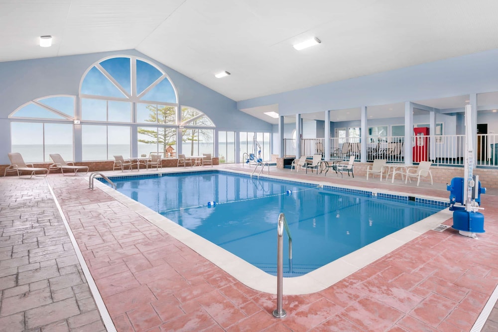 Baymont by Wyndham St. Ignace Lakefront - photo 23
