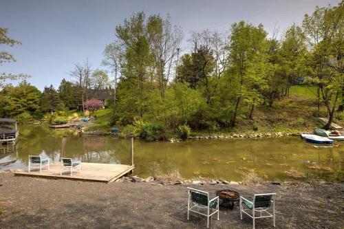 Cozy Athens Cabin on the Lake with Hot Tub & Backyard — 4-Star Luxury Hotel in Athens, United States