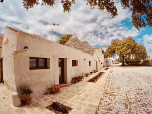 All’ombra dei lecci in Alberobello, Italy