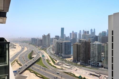 Chic 1BR in Nobles Tower City Views & Prime Location - carbon neutral hotel in Dubai