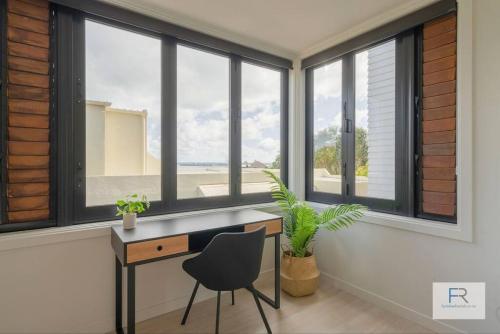 Gorgeous Orakei Home by Furnished Rentals — 4-Star Luxury Hotel in Auckland, New Zealand