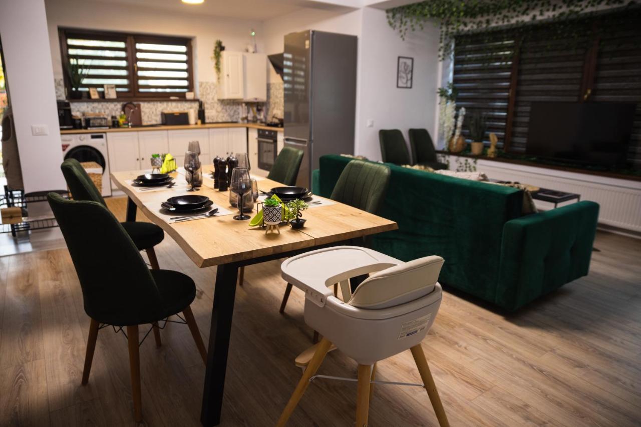 Jungle Family Villa Near Park Aventura Lake Zoo — 4-Star Luxury Hotel in Brasov, Romania