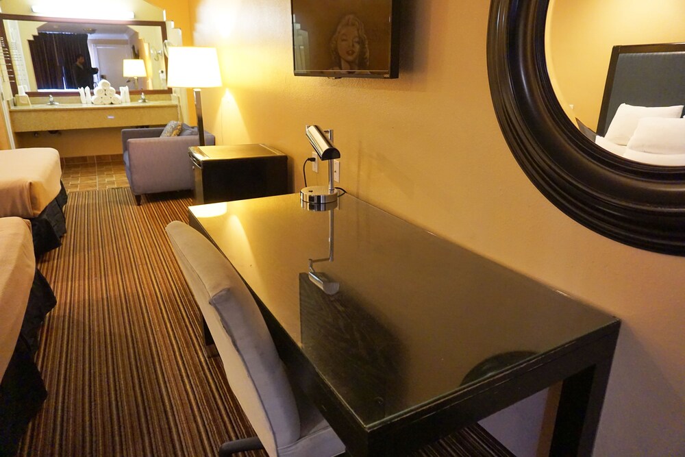 Hollywood Inn Express South - photo 17