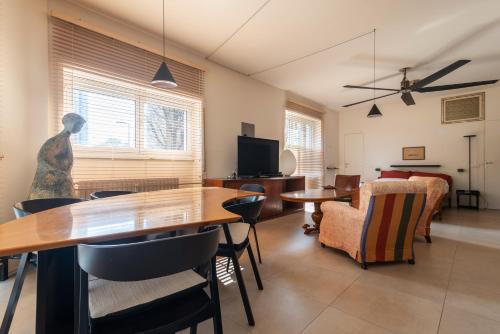 Spacious and bright studio apartment in the city center — 4-Star Luxury Hotel in Milan, Italy