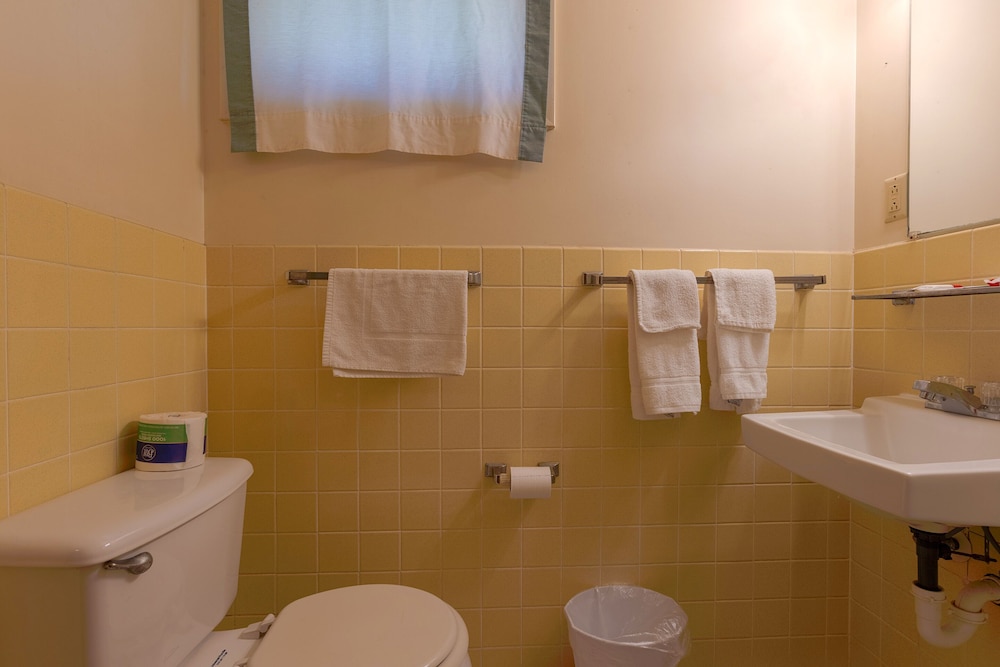 Parkside Motel by OYO Meadville Conneaut Lake - photo 45