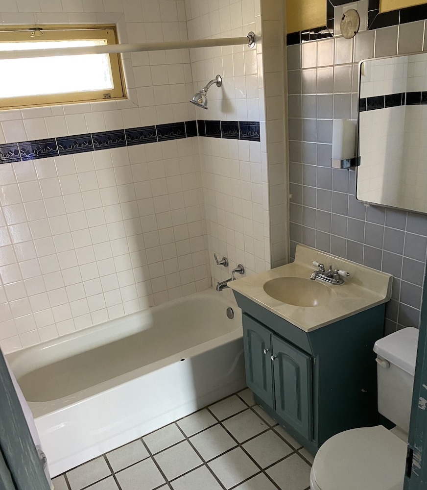 Charles Motel & Hotsprings - photo 18