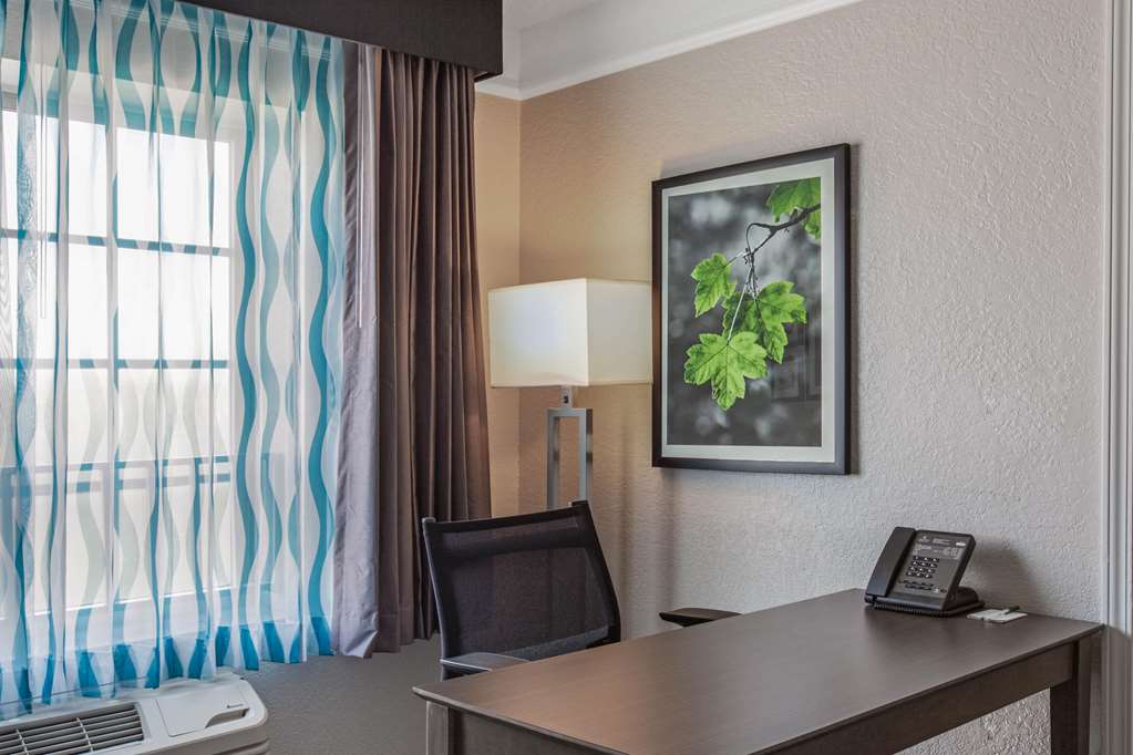 La Quinta Inn & Suites by Wyndham Miami Airport West - photo 13