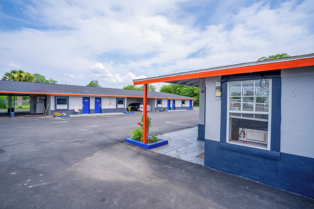 Alamo Oasis Inn And Suites By Oyo San Antonio - photo 47