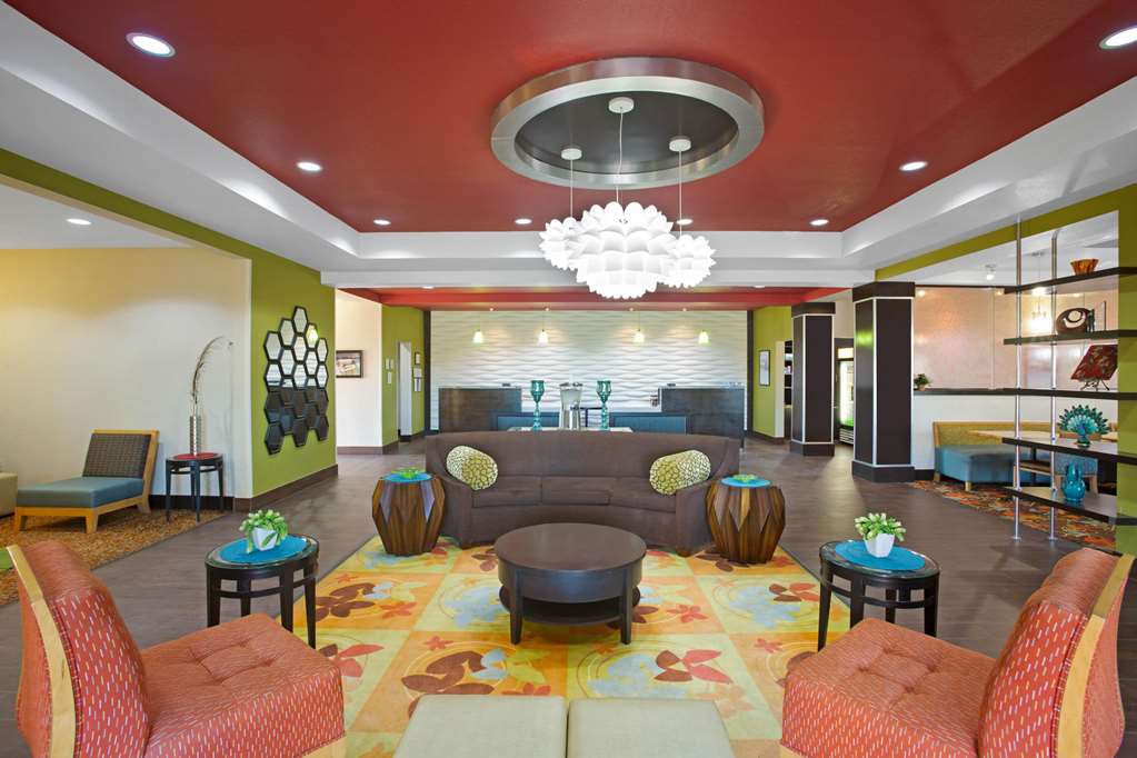 La Quinta Inn & Suites by Wyndham Pearsall - photo 8