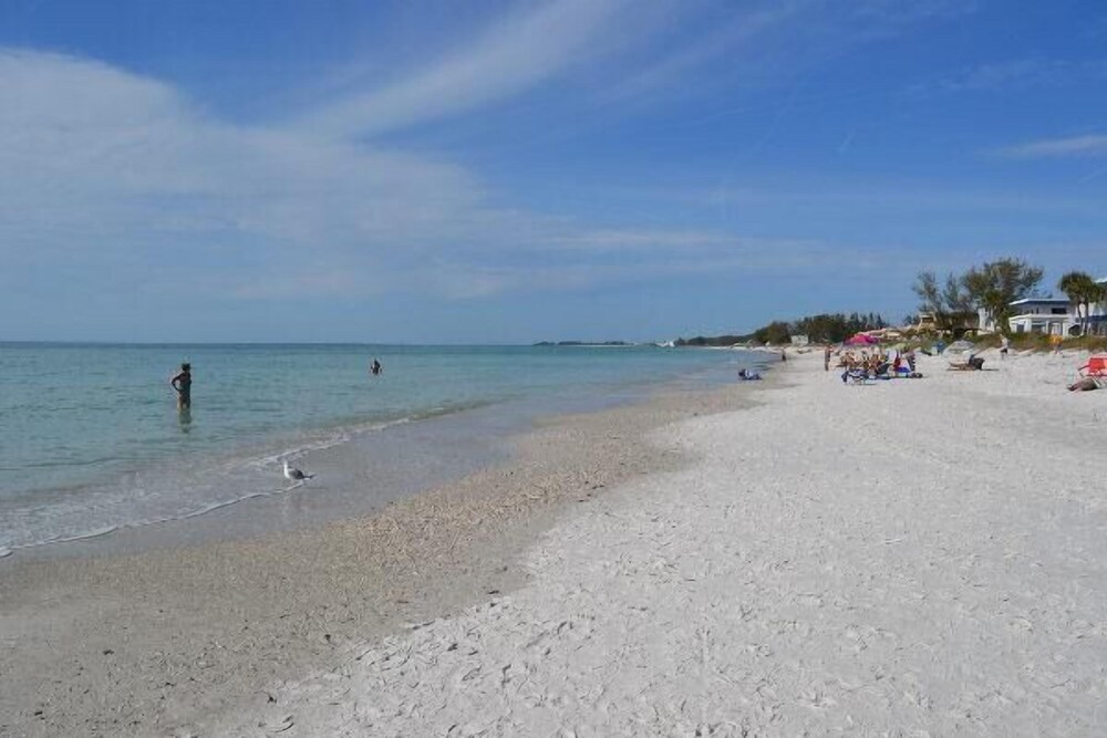 Sunset Terrace - carbon neutral hotel in Bradenton Beach