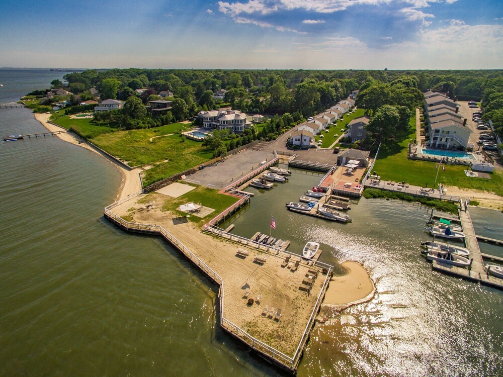 Colonial Shores Resort — Hampton Bays