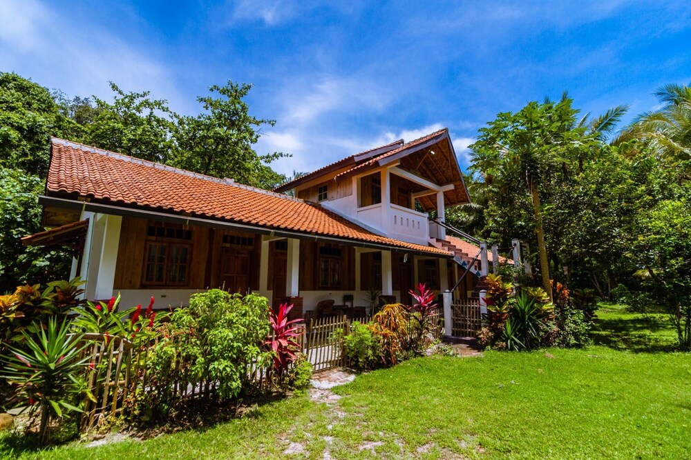 Krui Surf Camp Hotel Mutiara Alam Zandino — Krui