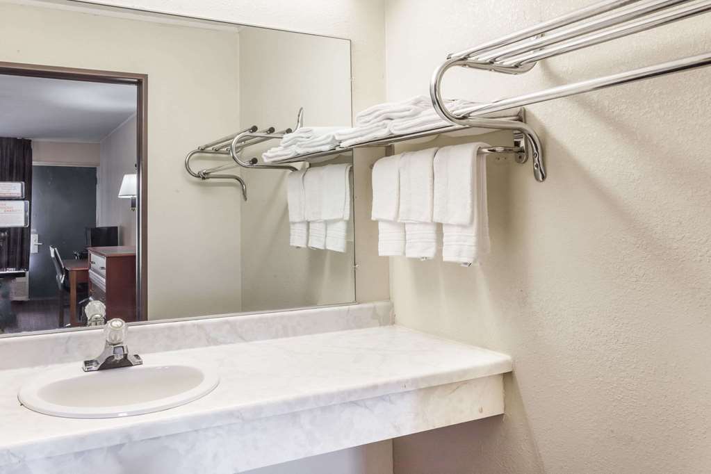 Days Inn by Wyndham Seymour - photo 9