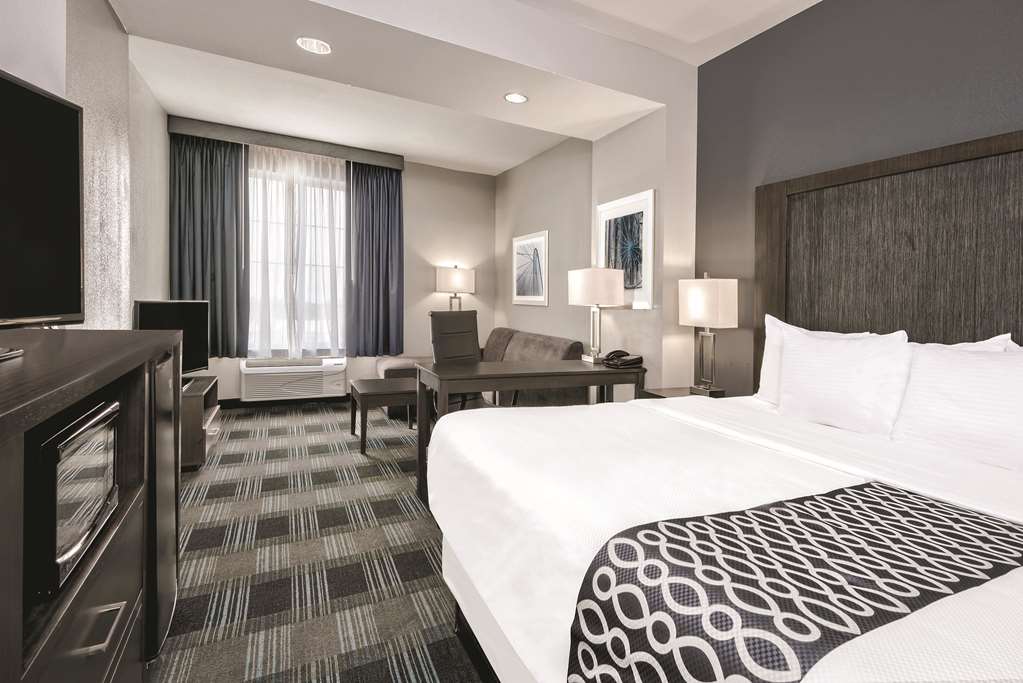 La Quinta Inn & Suites by Wyndham Victoria South - photo 12