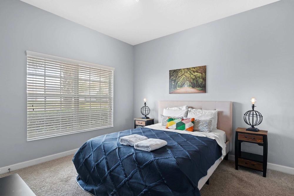 Spacious 4BR Townhome With Pool at Storey Lake - photo 7