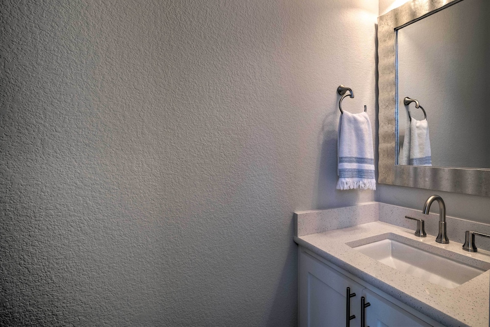 Modern Lake Travis Haven with Resort Amenities - photo 15