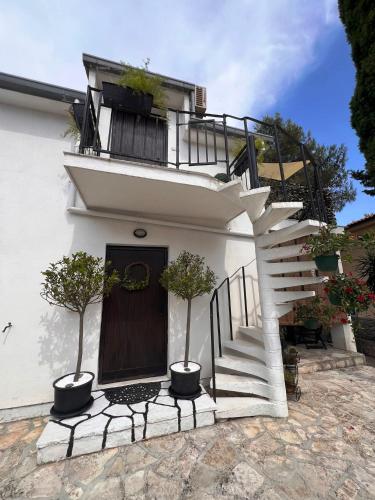 Apartment Dolce Vita 40 m to the sea & Beach sleeps 3 — 4-Star Luxury Hotel in Milna, Croatia