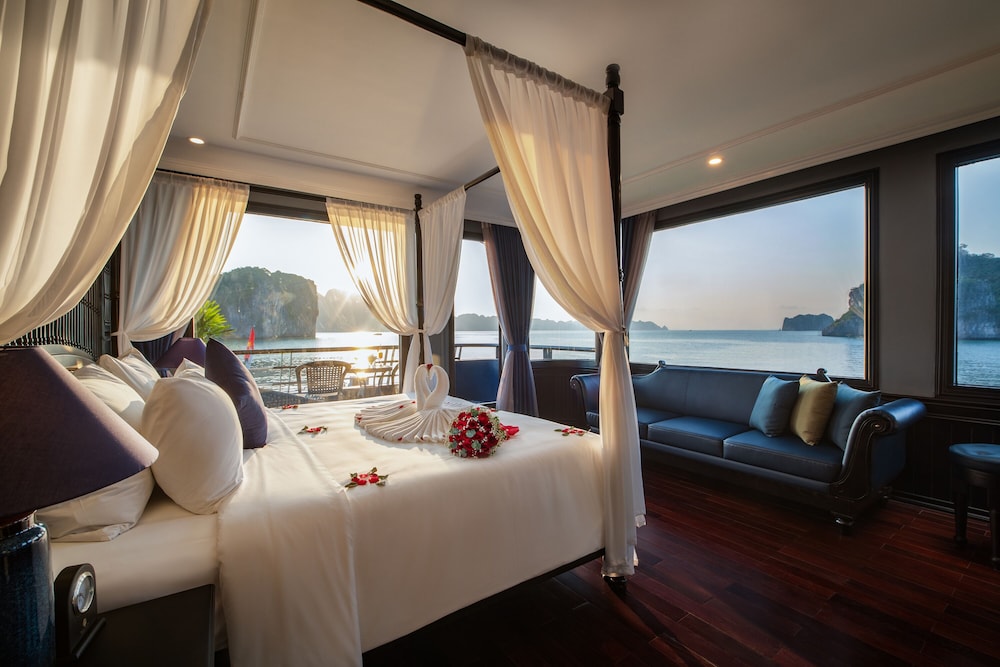 Rosy Cruise — 5-Star Luxury Hotel in Ha Long, Vietnam