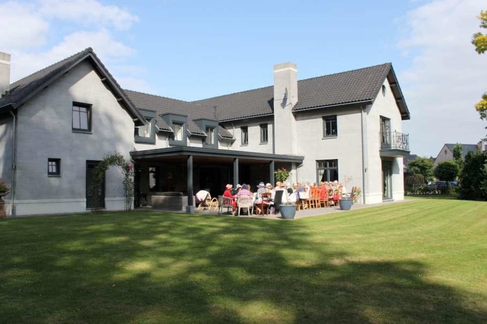 Bed and Breakfast Mooi Achel — 4-Star Luxury Hotel in Neerpelt, Belgium