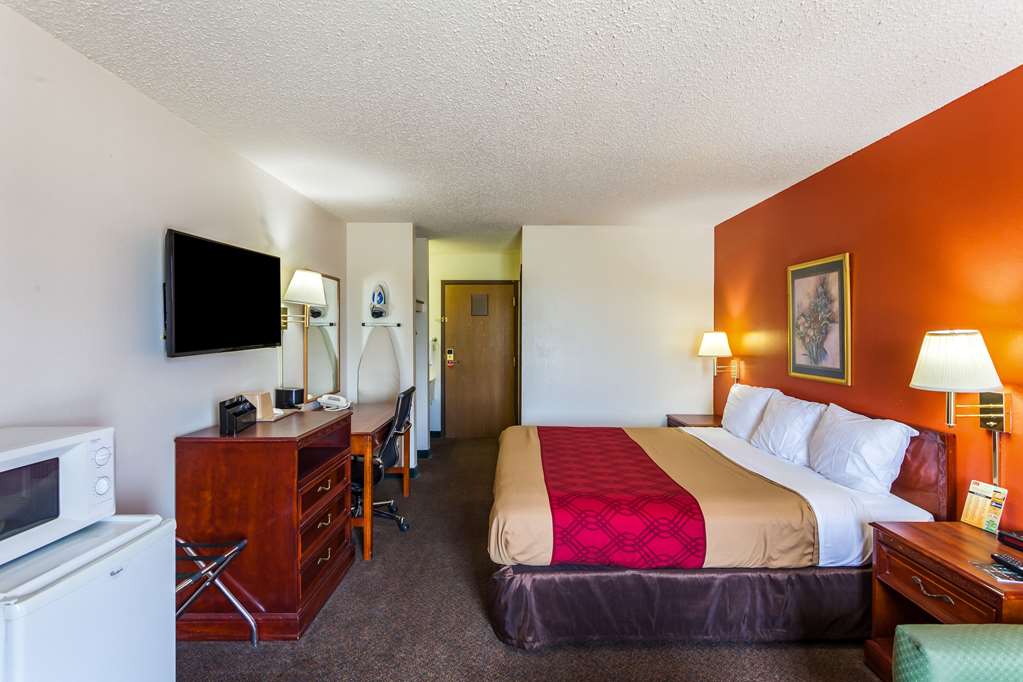 Econo Lodge Lincoln - photo 22