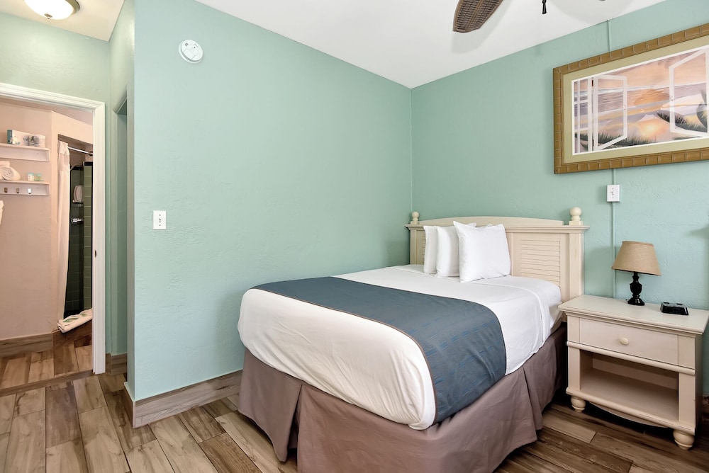 Shoreline Suites & Cabana Cottages - photo 22
