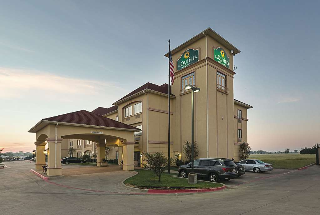 La Quinta Inn & Suites by Wyndham Alvarado - photo 4