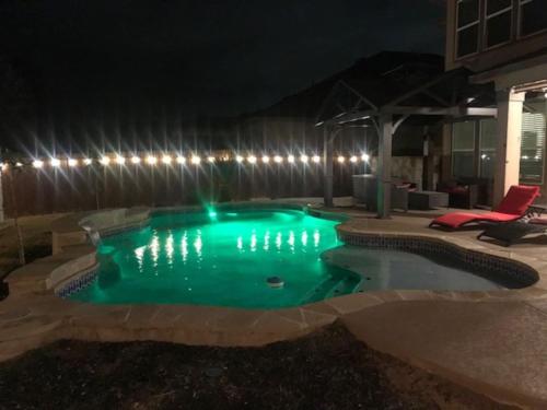 Luxury 4 BR home with Pool near attractions — 4-Star Luxury Hotel in Helotes, United States