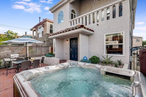 Massive Beach Home w Stunning Rooftop Parking Spa AC & Bay Views — 4-Star Luxury Hotel in San Diego, United States