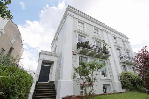 Stunning Arty Apartment in the heart of Clifton — 4-Star Luxury Hotel in Bristol, United Kingdom