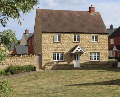 The Silverstone House. Comfort Convenience and no hassle at the doorstep of Silverstone Race Circuit. — 4-Star Luxury Hotel in Silverstone, United Kingdom