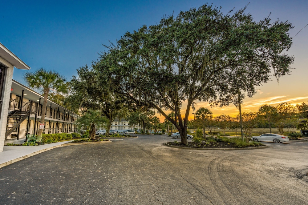 Creekside Lands Inn - photo 22