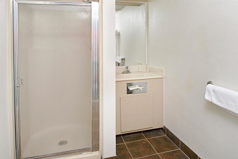 Baymont Inn & Suites Omaha NE - photo 8