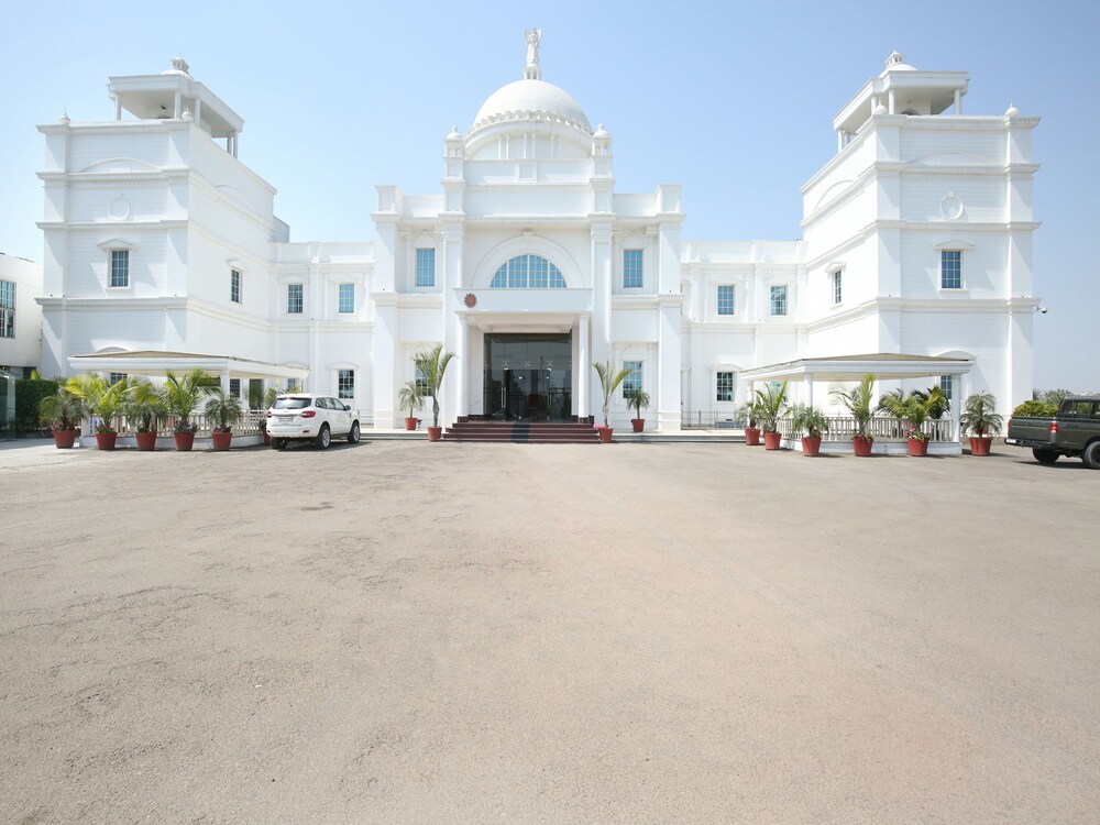 Oyo 12989 White Diamond Hotel