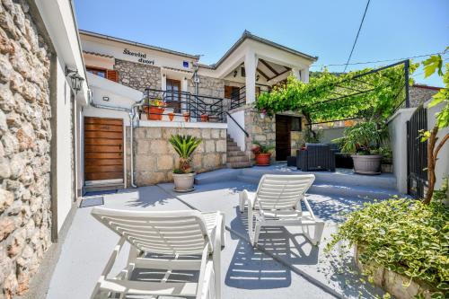 Holiday Home Škevini Dvori — 4-Star Luxury Hotel in Starigrad, Croatia