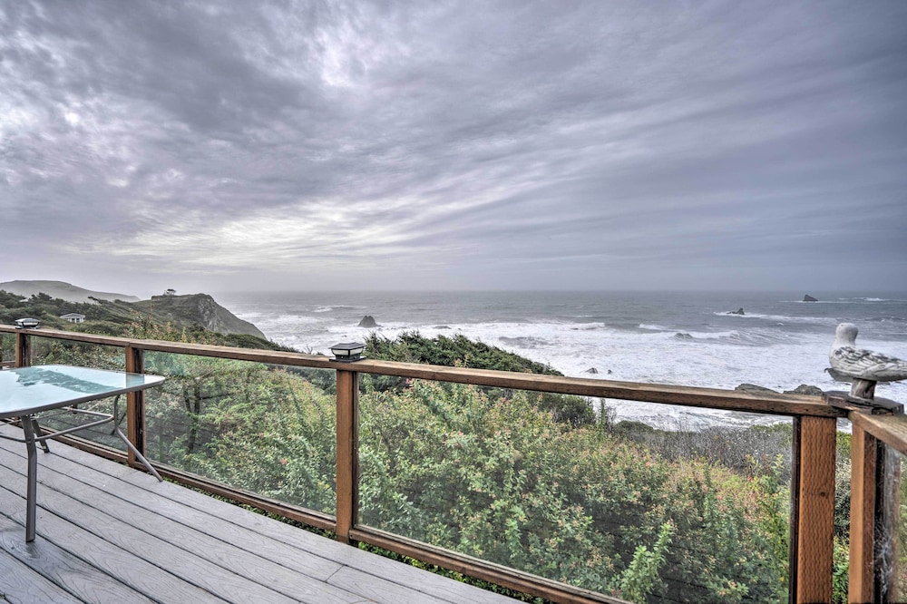 Serenity By The Sea Chic Oceanfront Home with Deck — 4-Star Luxury Hotel in Brookings, United States