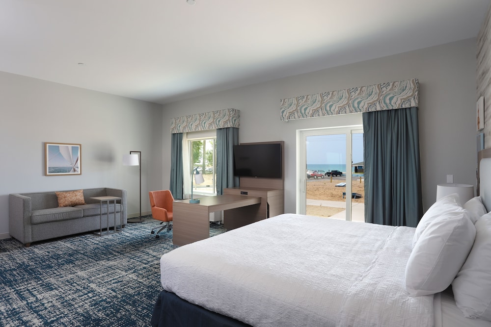 Hampton Inn & Suites Manistee Waterfront - photo 14