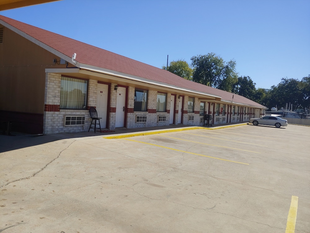 Brooks City Executive Inn - photo 16