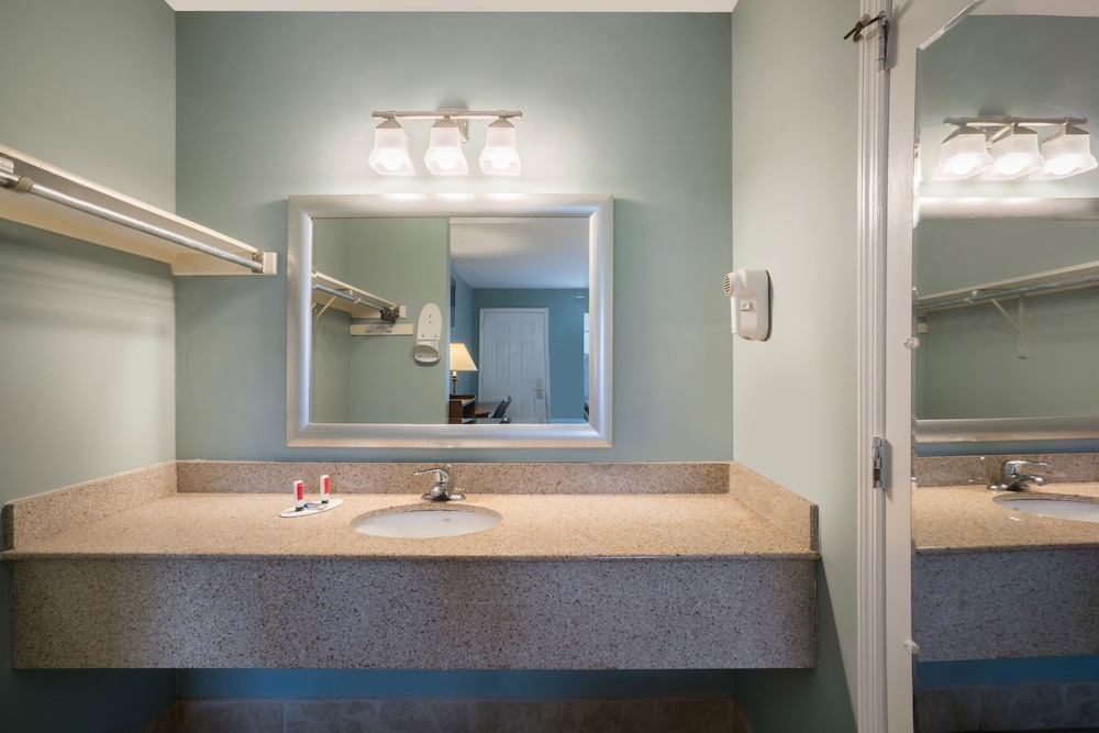 Travelodge by Wyndham Santee - photo 10