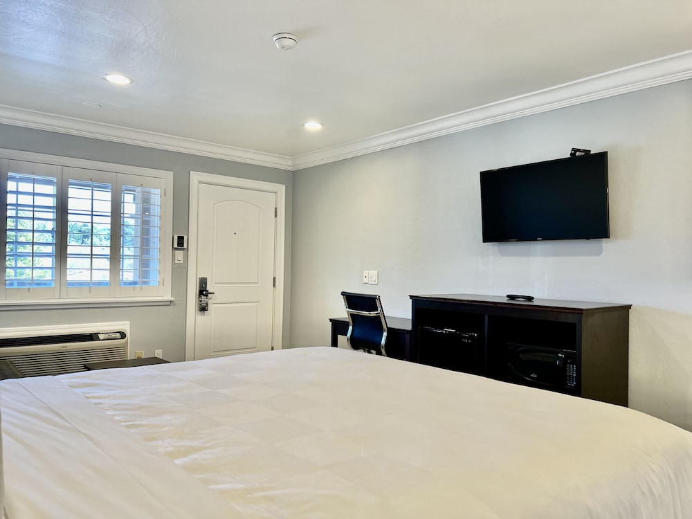 Aura Inn Monterey - photo 27