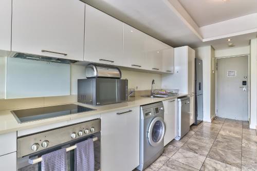 Harbour Bridge Apartment on Waterfront Canal