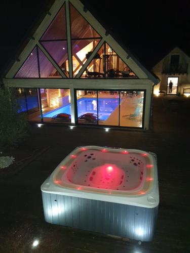 La Fontaine Détente Piscine Jacuzzi 12p — hotel in La Chartre-Sur-Le-Loir