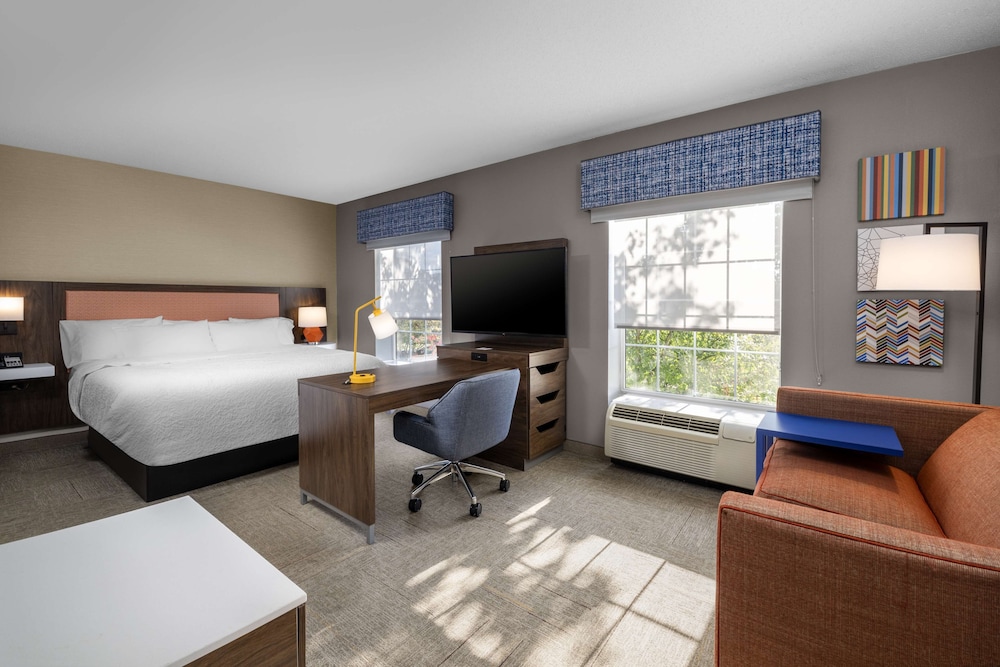 Hampton Inn & Suites State College at Williamsburg Square - photo 5