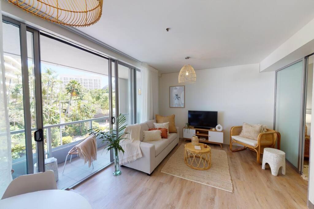 Stunning Waterfront Apartment in 5 star Complex — 4-Star Luxury Hotel in Cairns, Australia